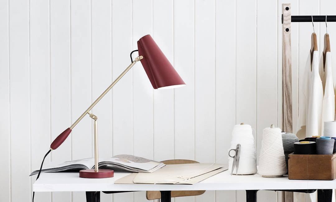 modern-birdy-table-lamp-with-adjustable-arm-and-minimalist-steel-design