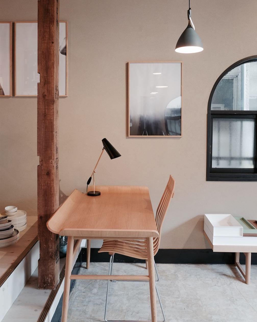 modern-birdy-table-lamp-with-adjustable-arm-and-minimalist-steel-design