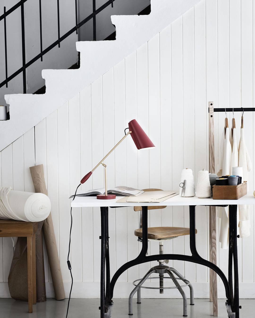 modern-birdy-table-lamp-with-adjustable-arm-and-minimalist-steel-design