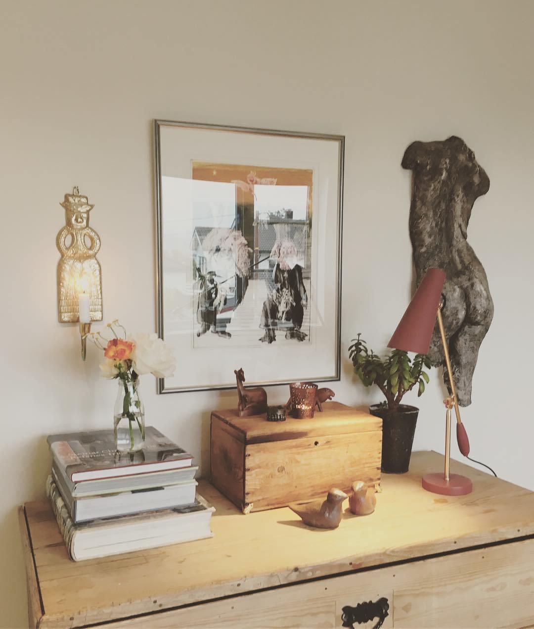 modern-birdy-table-lamp-with-adjustable-arm-and-minimalist-steel-design