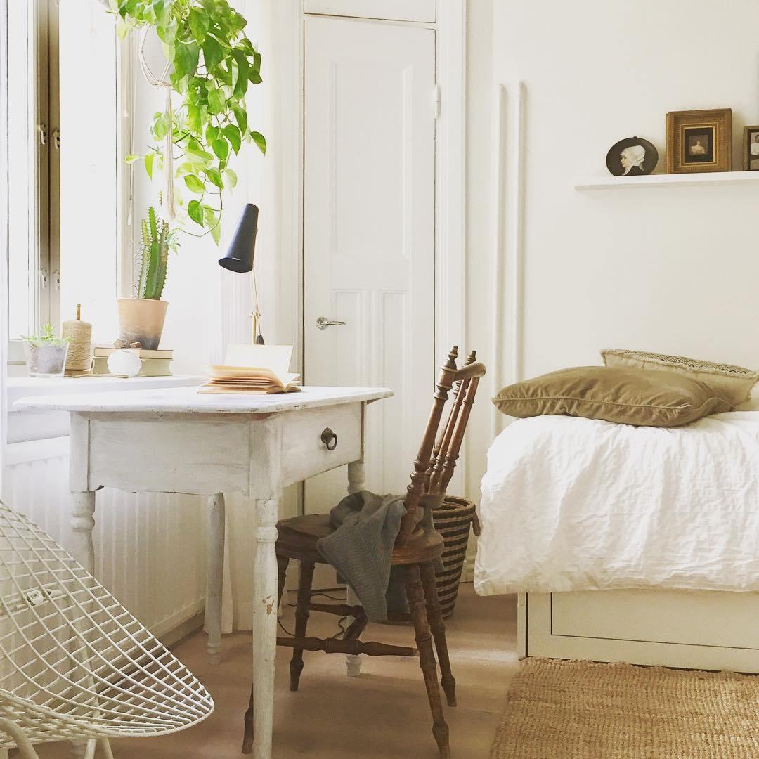 modern-birdy-table-lamp-with-adjustable-arm-and-minimalist-steel-design