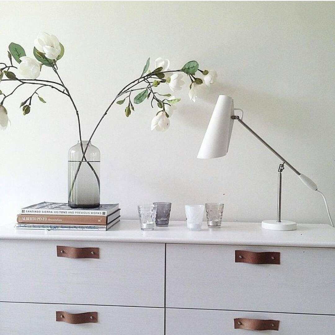 modern-birdy-table-lamp-with-adjustable-arm-and-minimalist-steel-design