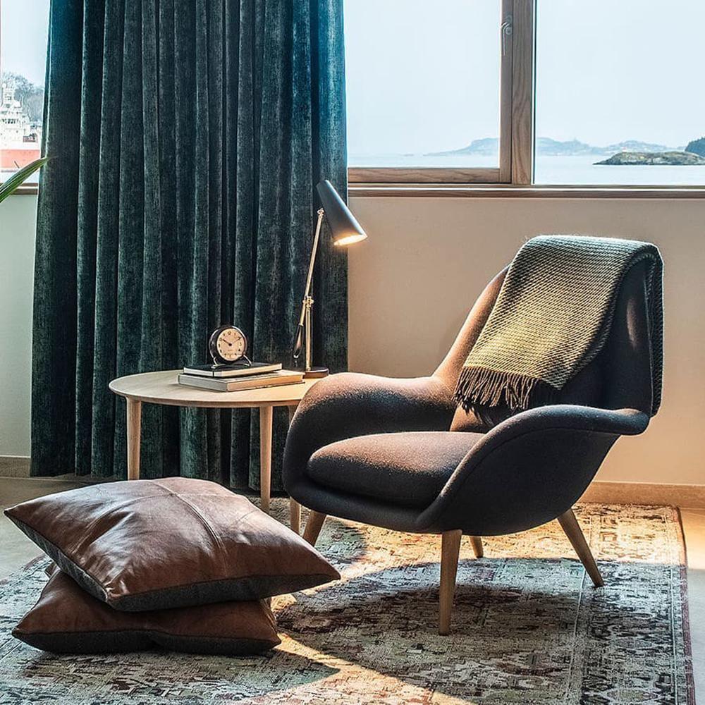 modern-birdy-table-lamp-with-adjustable-arm-and-minimalist-steel-design
