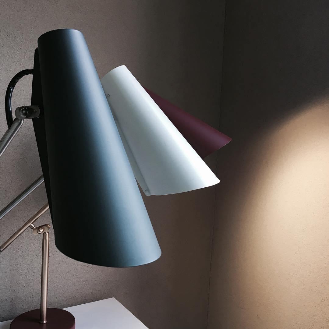 modern-birdy-table-lamp-with-adjustable-arm-and-minimalist-steel-design