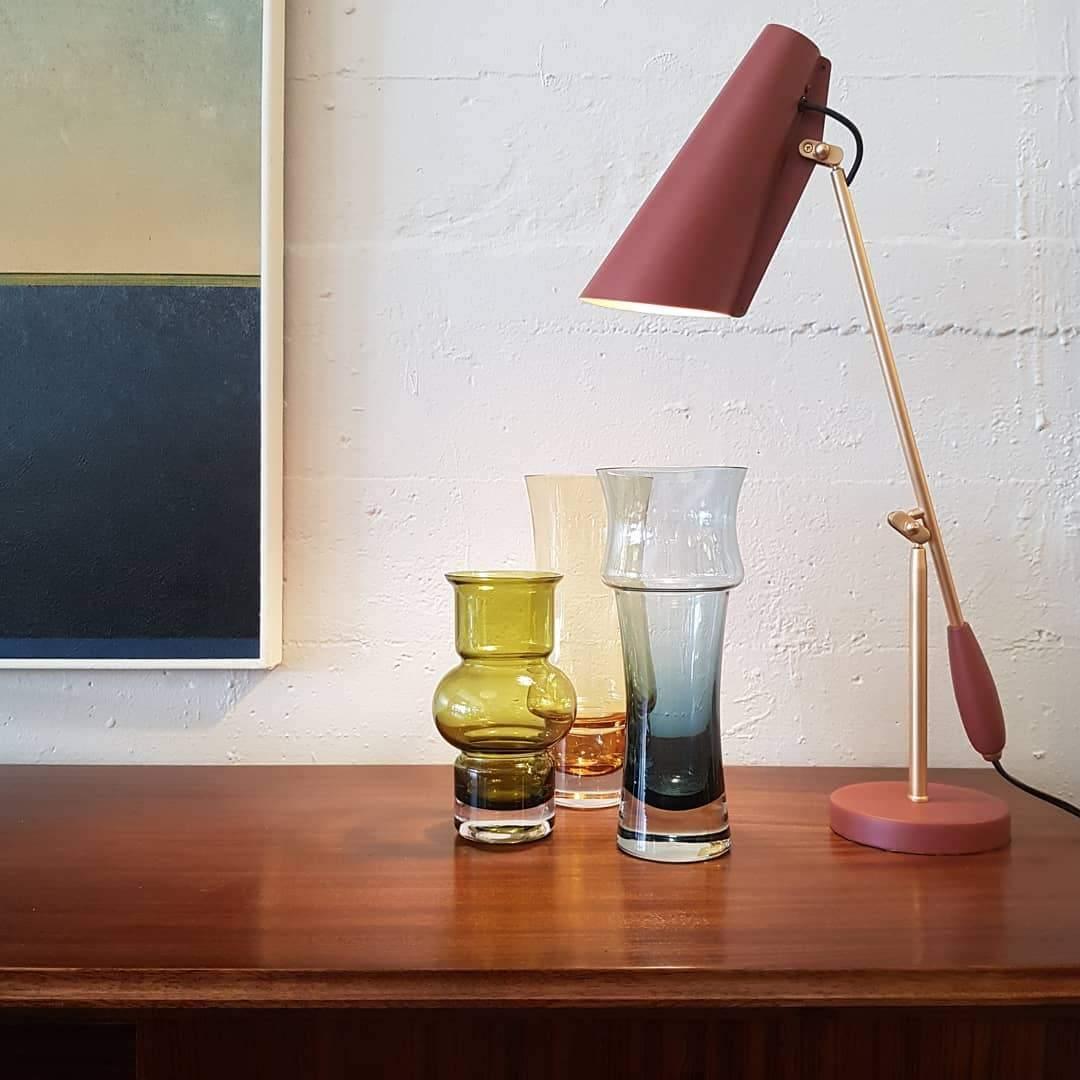 modern-birdy-table-lamp-with-adjustable-arm-and-minimalist-steel-design