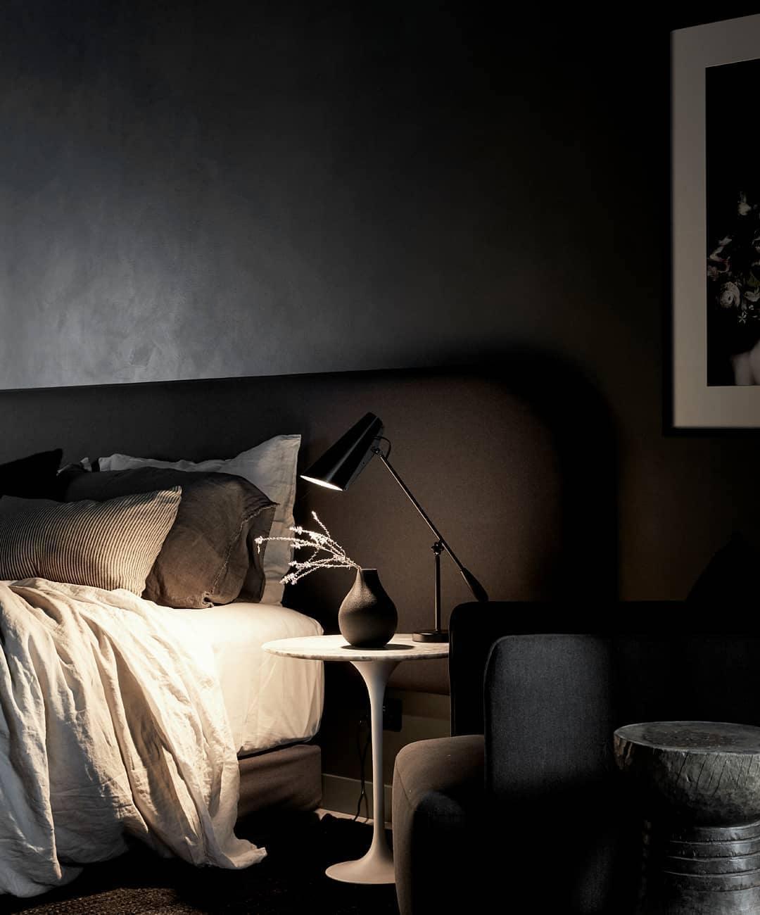 modern-birdy-table-lamp-with-adjustable-arm-and-minimalist-steel-design