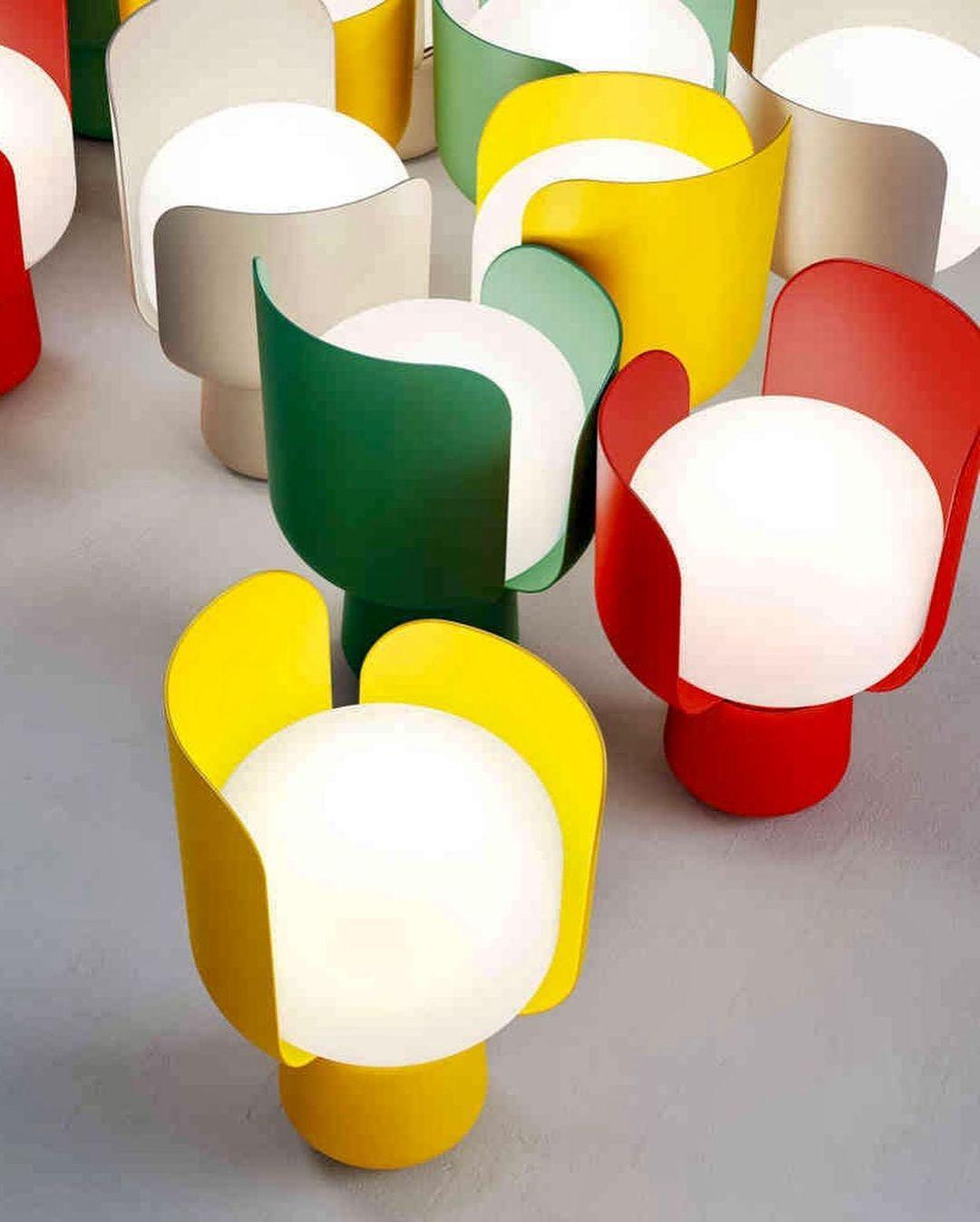 Modern Flower Petal Adjustable Accent Table Lamp for Bedroom and Living Room