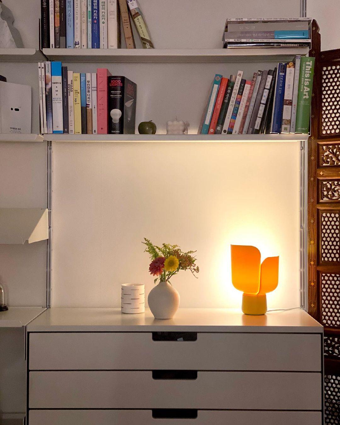 Modern Flower Petal Adjustable Accent Table Lamp for Bedroom and Living Room