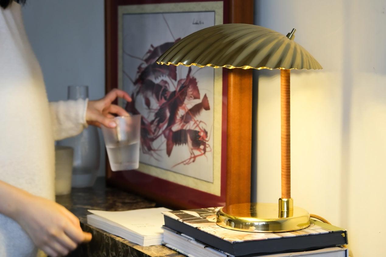 Sculptural Mid Century Modern Brass Shell Table Lamp for Bedside and Desk Lighting