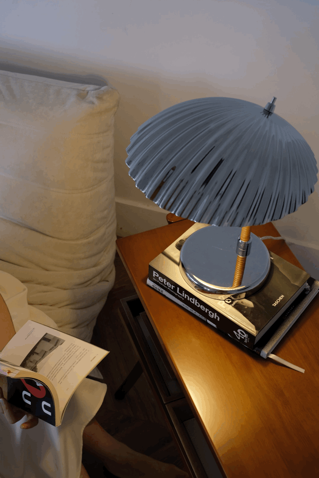Sculptural Mid Century Modern Brass Shell Table Lamp for Bedside and Desk Lighting