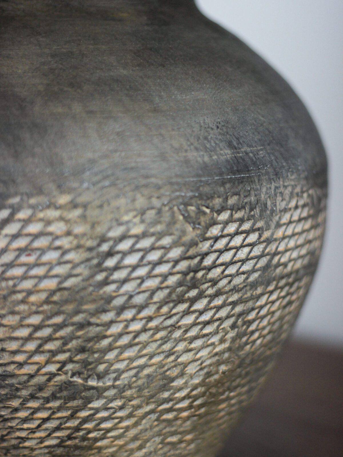 rustic-carved-ceramic-table-lamp-with-white-linen-drum-shade-and-handcrafted-earth-toned-finish