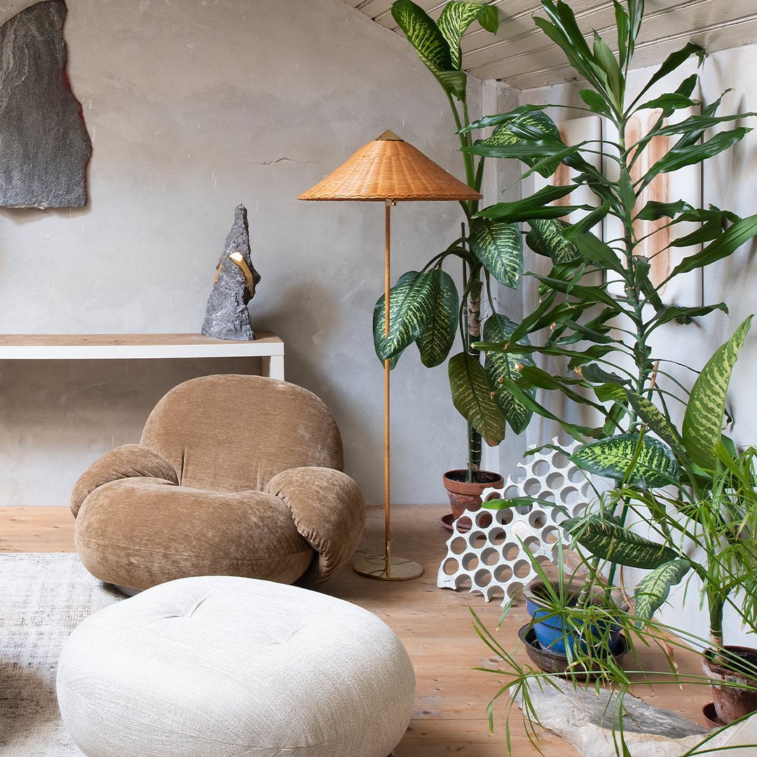 Mid Century Modern Rattan Stem Floor Lamp with Elegant Fabric Shade for Indoor Living Spaces