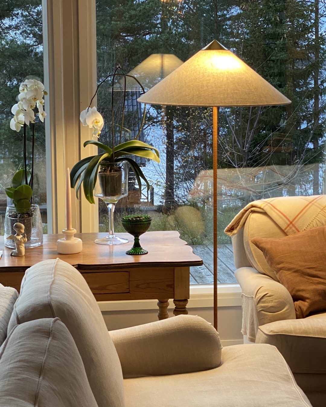 Mid Century Modern Rattan Stem Floor Lamp with Elegant Fabric Shade for Indoor Living Spaces
