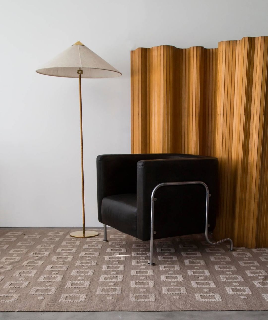 Mid Century Modern Rattan Stem Floor Lamp with Elegant Fabric Shade for Indoor Living Spaces