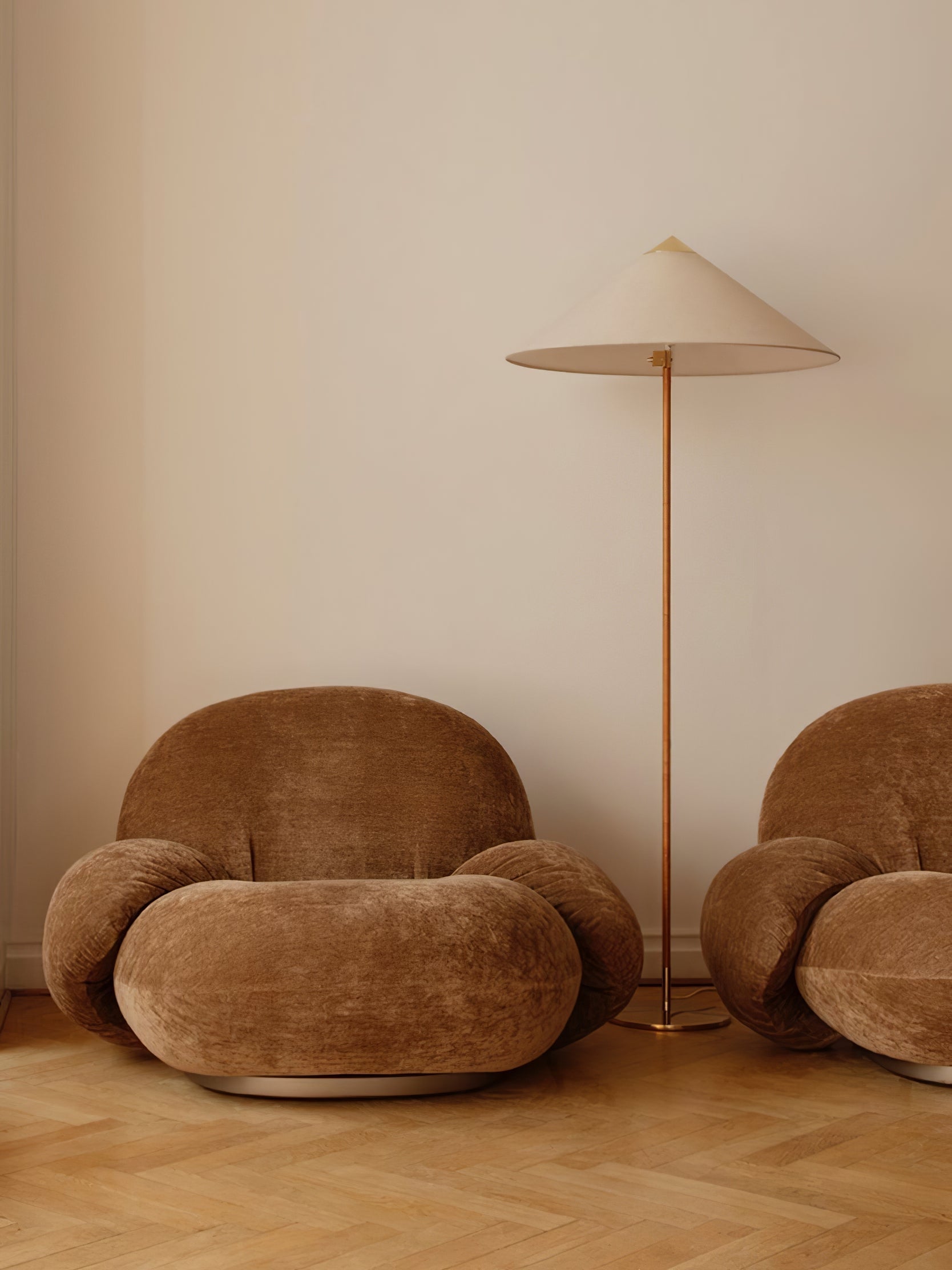 Mid Century Modern Rattan Stem Floor Lamp with Elegant Fabric Shade for Indoor Living Spaces