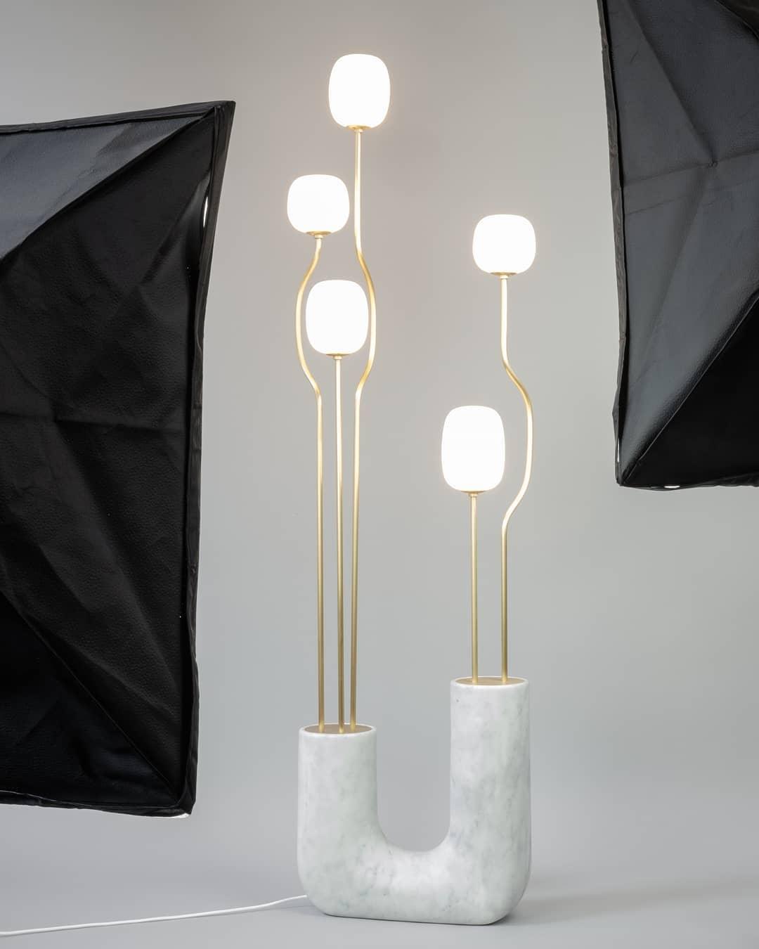 modern-comet-sculptural-floor-lamp-with-resin-and-metal-details-for-interior-lighting