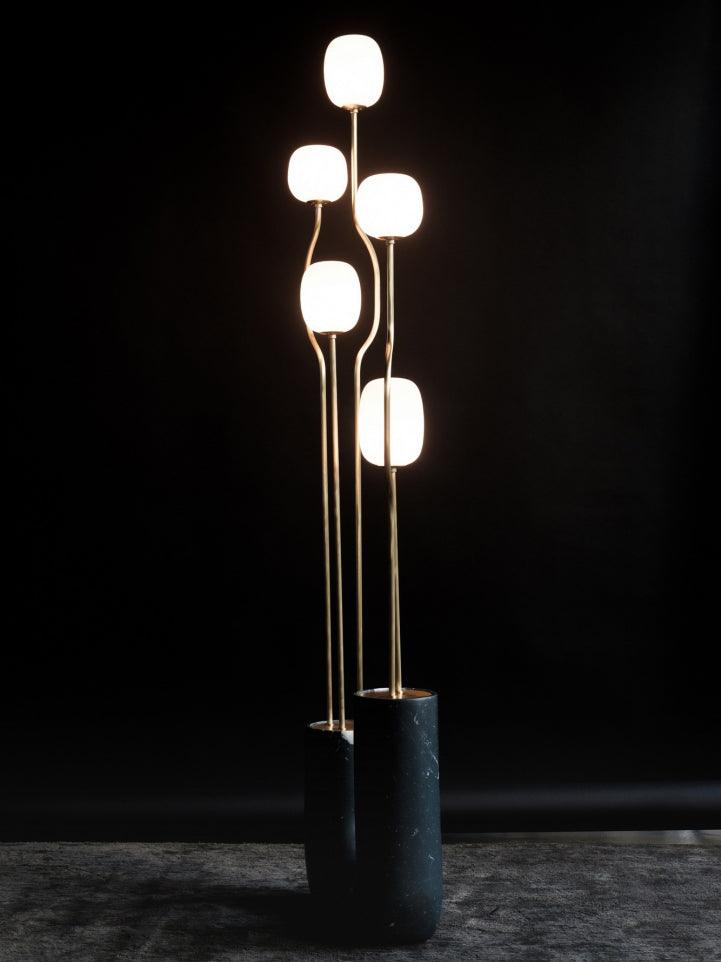 modern-comet-sculptural-floor-lamp-with-resin-and-metal-details-for-interior-lighting