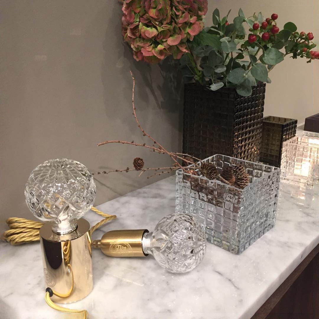 modern-crystal-glass-sphere-table-lamp-with-polished-brass-base-and-warm-led-glow