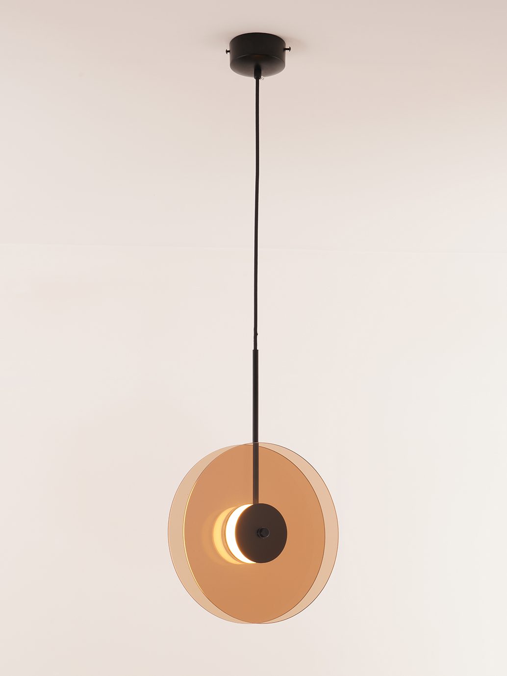 modern-eclipse-metalized-glass-disc-pendant-lamp-with-brass-details-and-soft-integrated-led-lighting