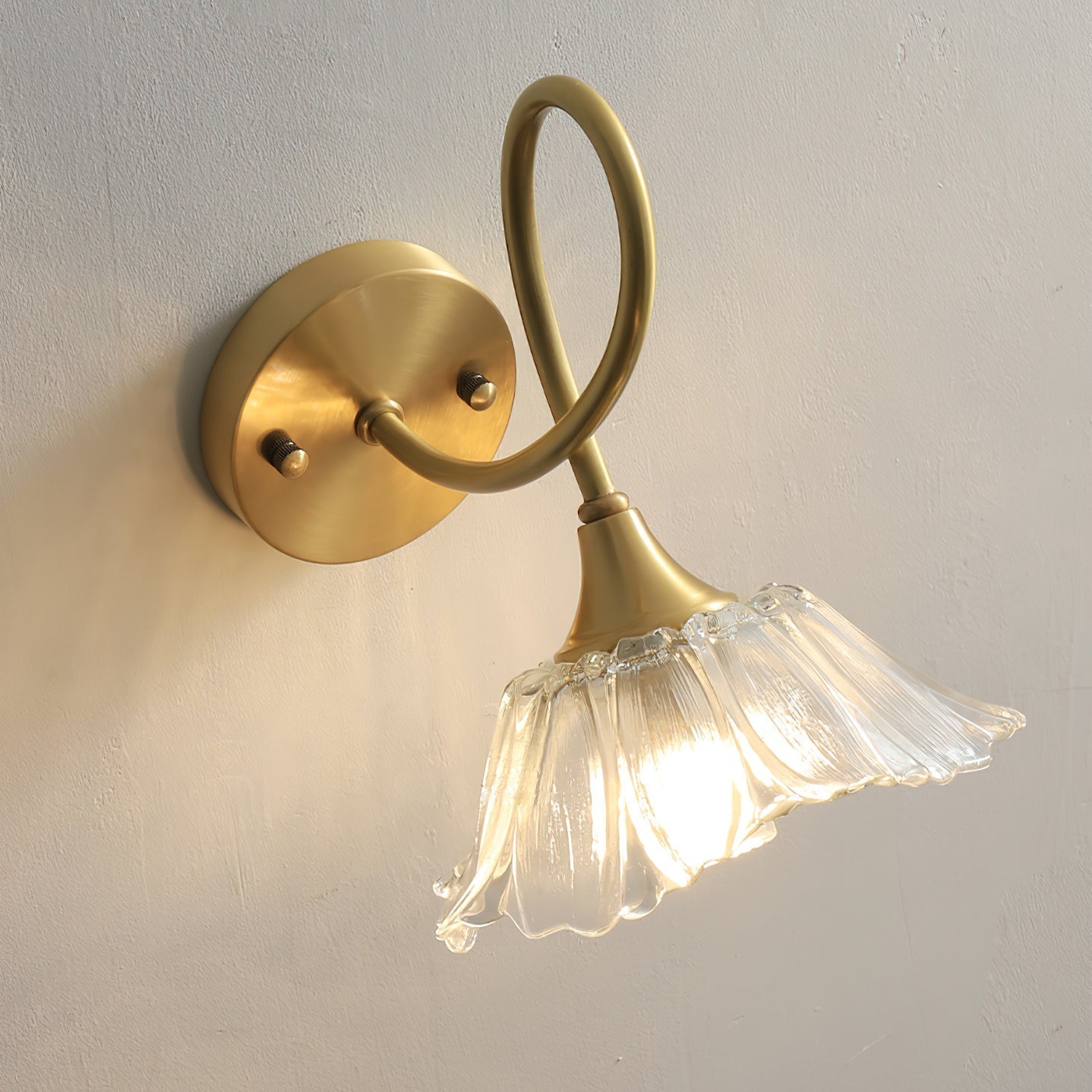 ercole-lily-shaped-mid-century-brass-and-glass-wall-sconce-lighting-fixture
