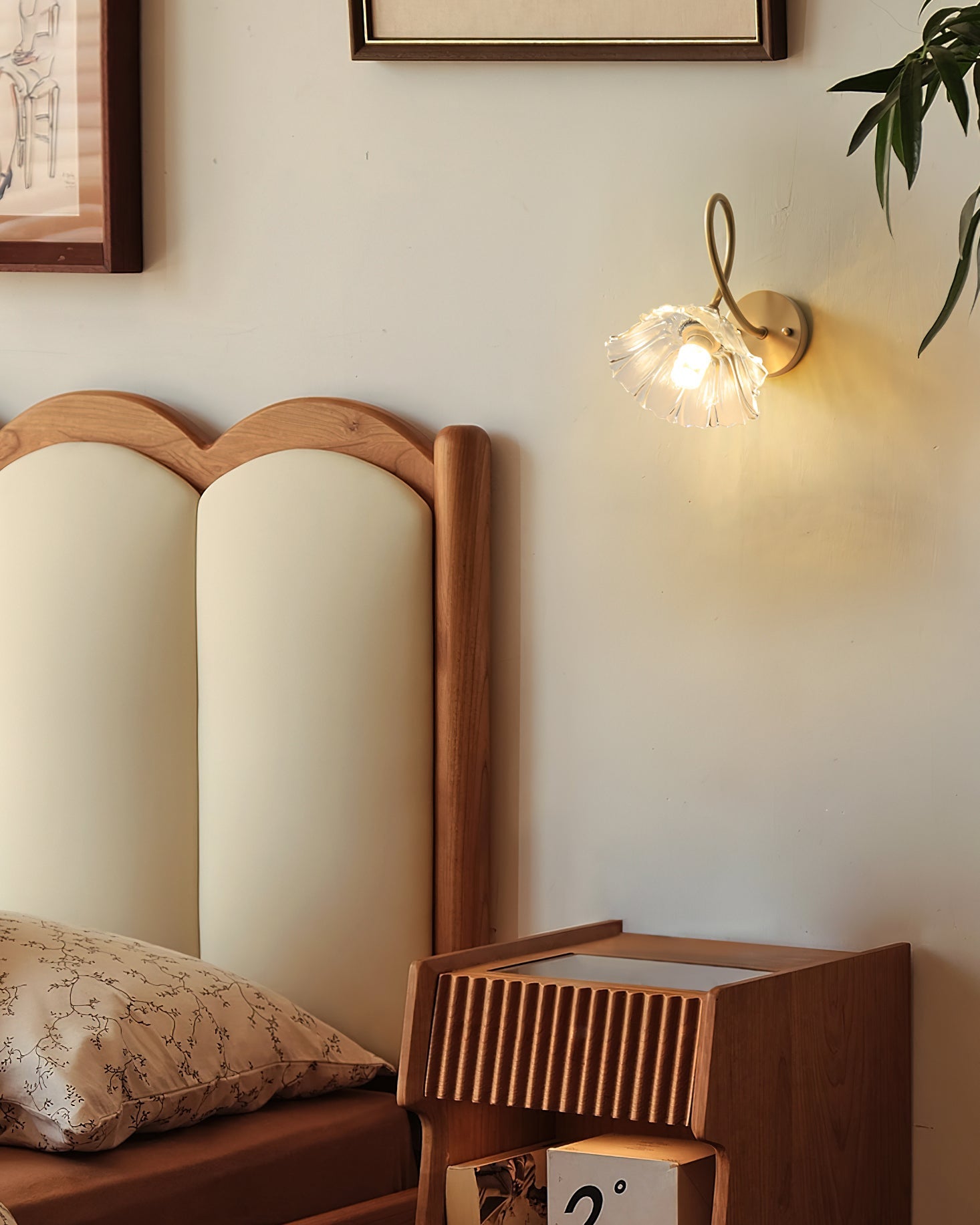 ercole-lily-shaped-mid-century-brass-and-glass-wall-sconce-lighting-fixture