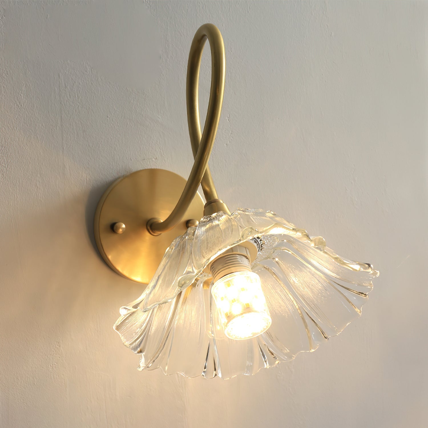 ercole-lily-shaped-mid-century-brass-and-glass-wall-sconce-lighting-fixture