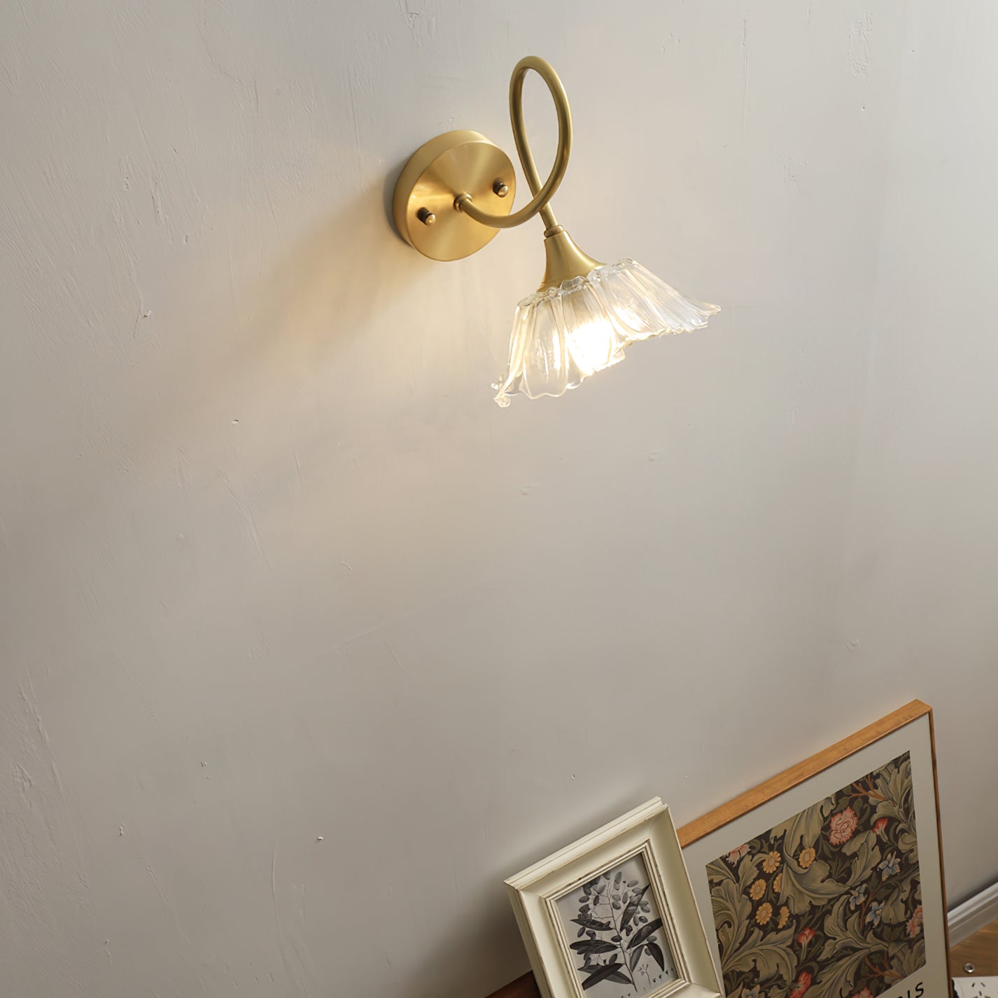 ercole-lily-shaped-mid-century-brass-and-glass-wall-sconce-lighting-fixture
