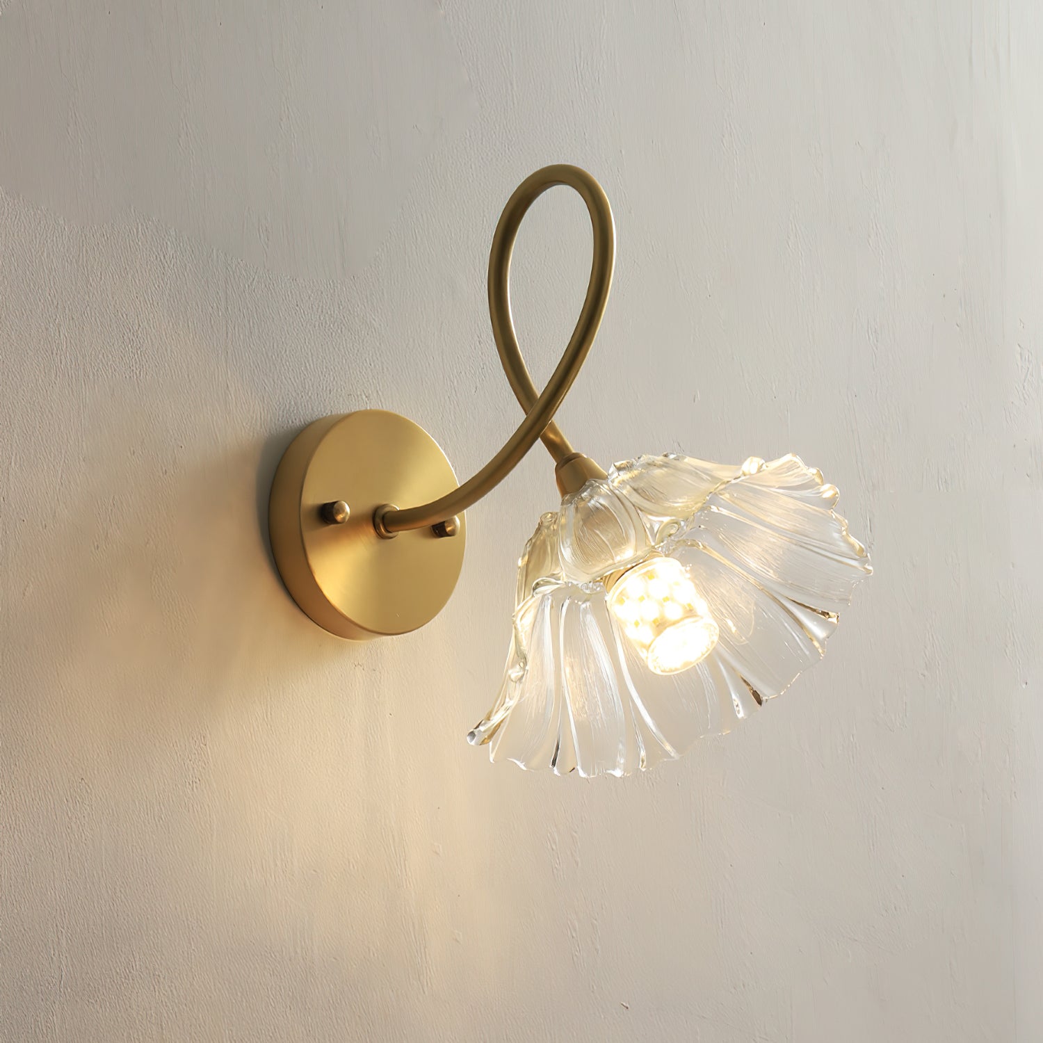 ercole-lily-shaped-mid-century-brass-and-glass-wall-sconce-lighting-fixture