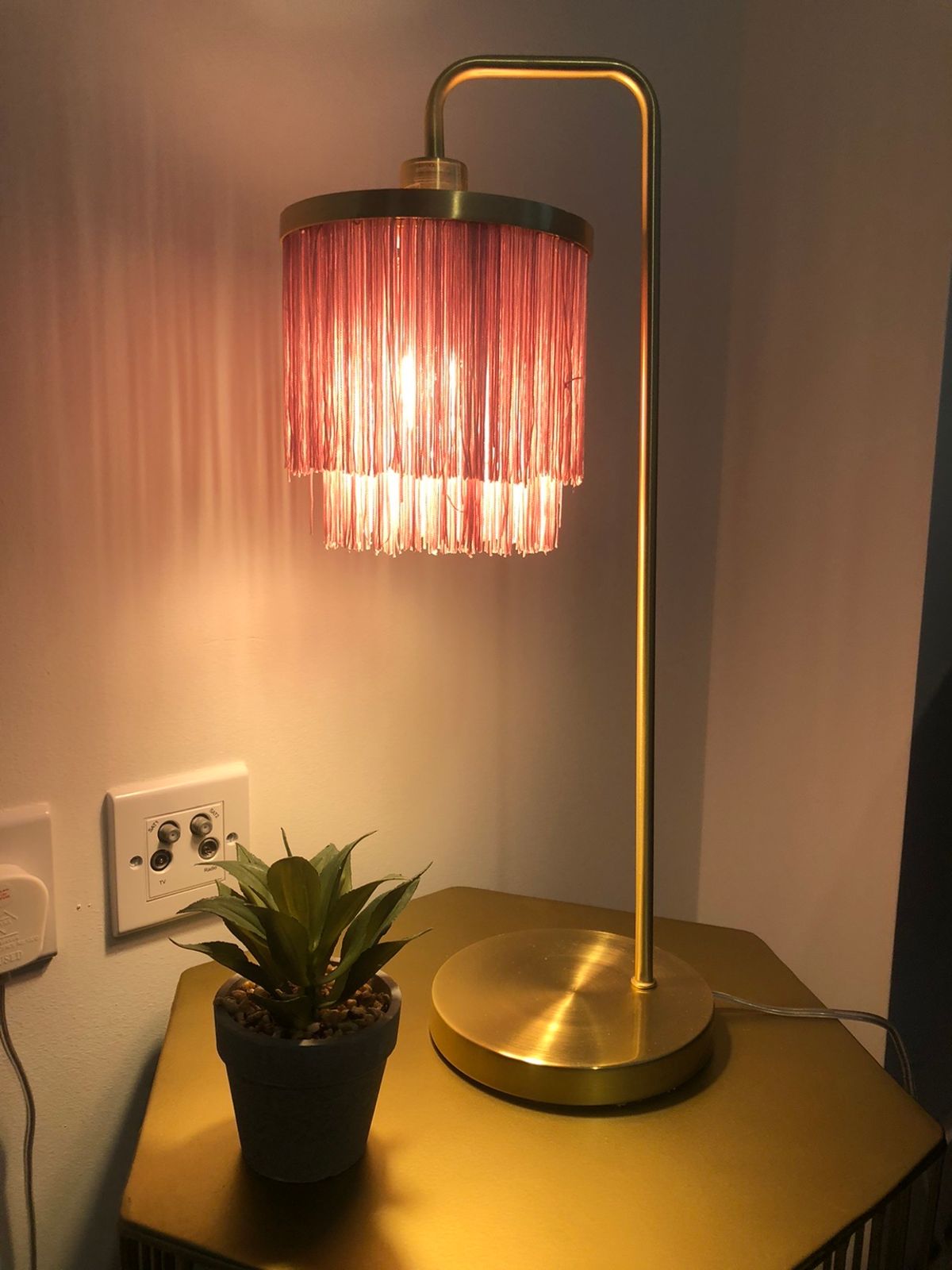 modern-nordic-tassel-fringe-table-lamp-with-pink-skirt-and-copper-metal-base