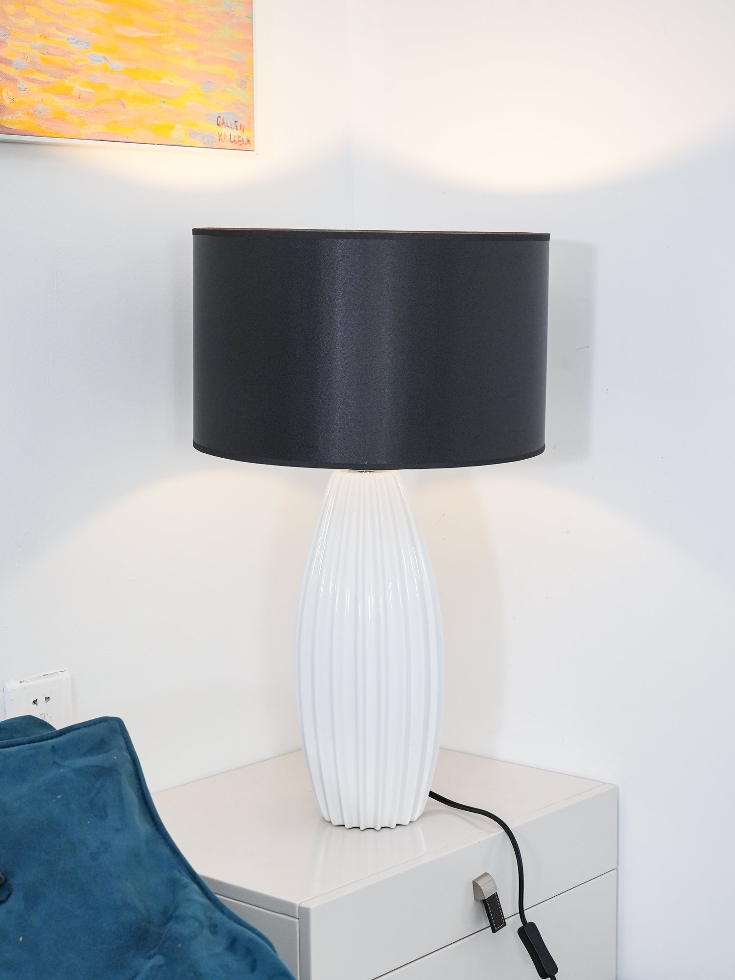 Elegant Fluted Ceramic Table Lamp with Linen Shade and Ribbed Body for Modern Nightstands