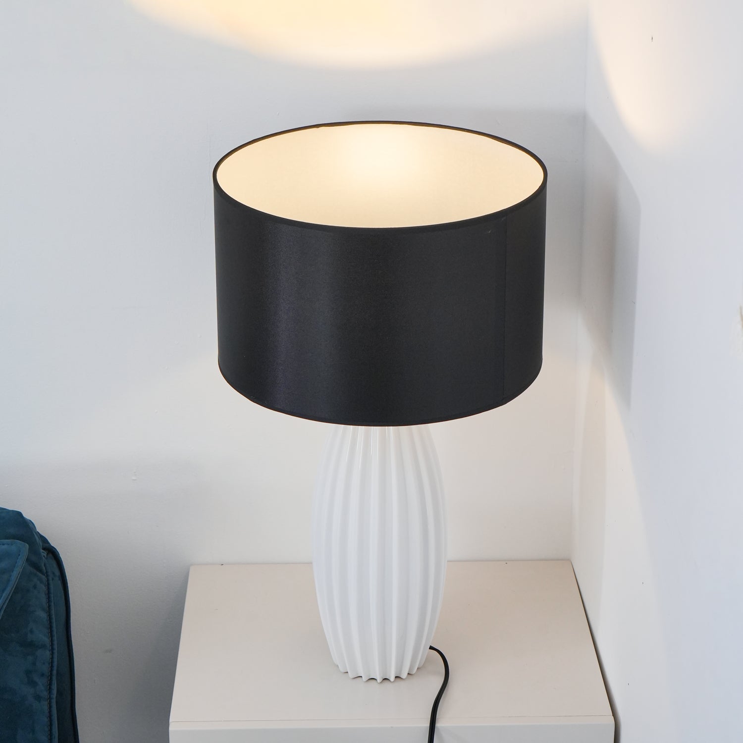 Elegant Fluted Ceramic Table Lamp with Linen Shade and Ribbed Body for Modern Nightstands