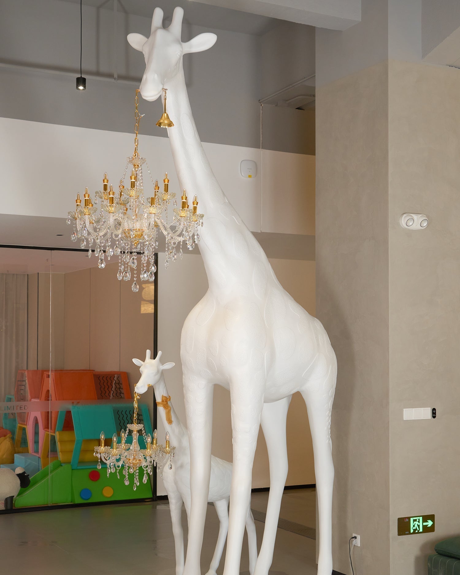 giraffe-sculpture-floor-lamp-with-crystal-chandelier-luxury-animal-floor-light