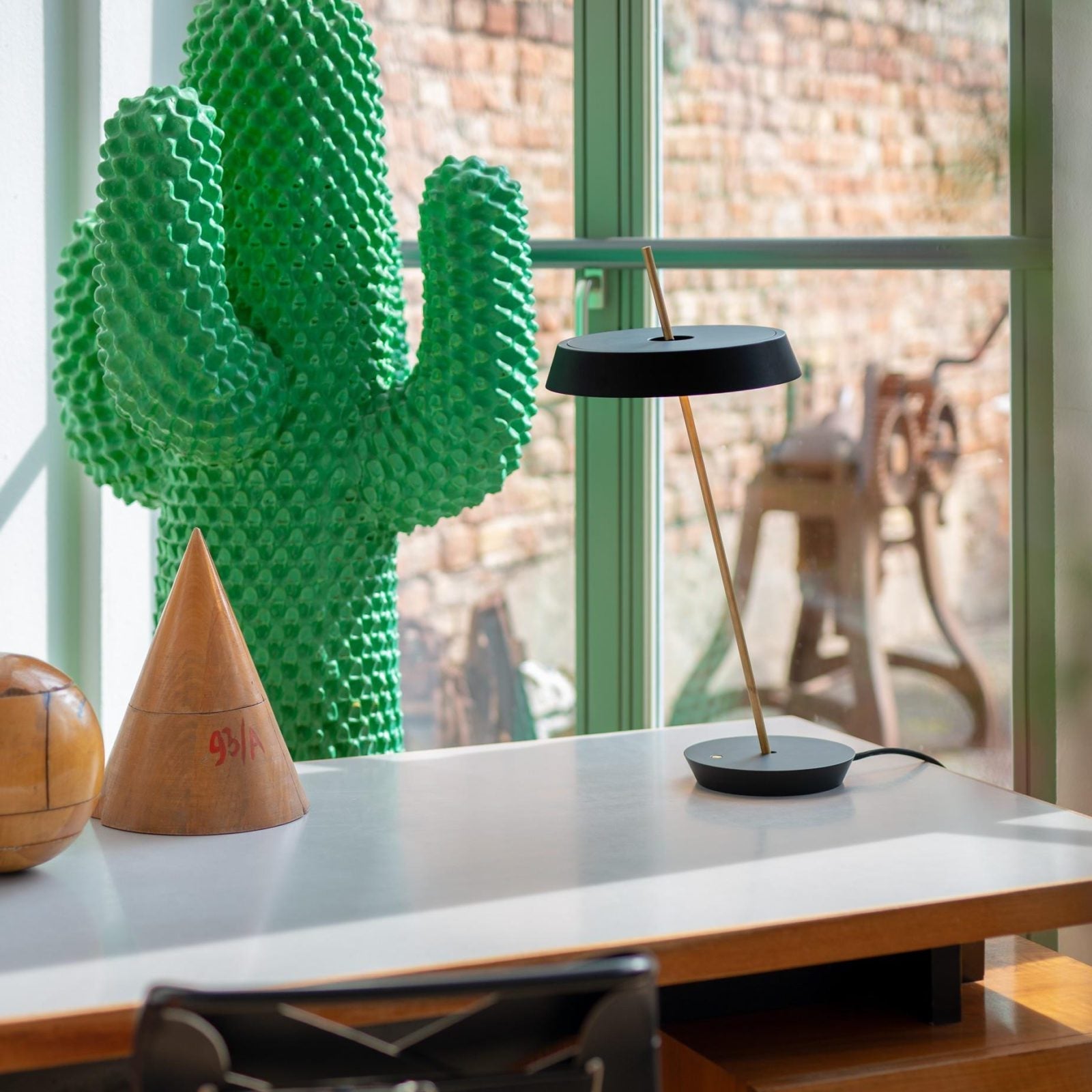 modern-giro-minimalist-led-desk-lamp-with-adjustable-dual-tilt-and-touch-dimming