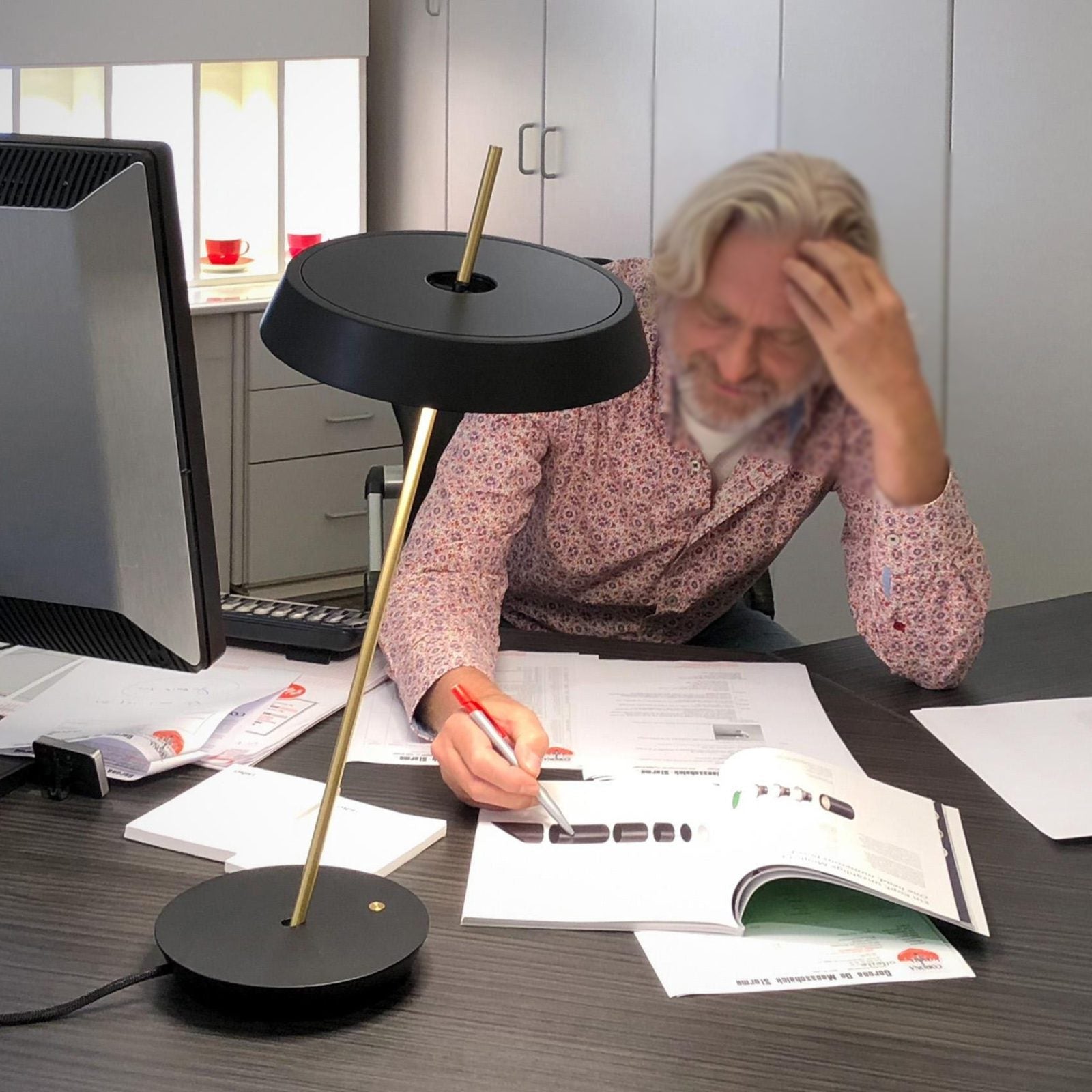 modern-giro-minimalist-led-desk-lamp-with-adjustable-dual-tilt-and-touch-dimming