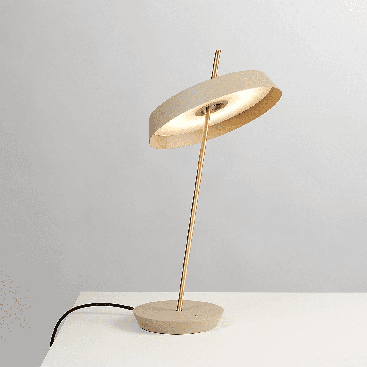 modern-giro-minimalist-led-desk-lamp-with-adjustable-dual-tilt-and-touch-dimming