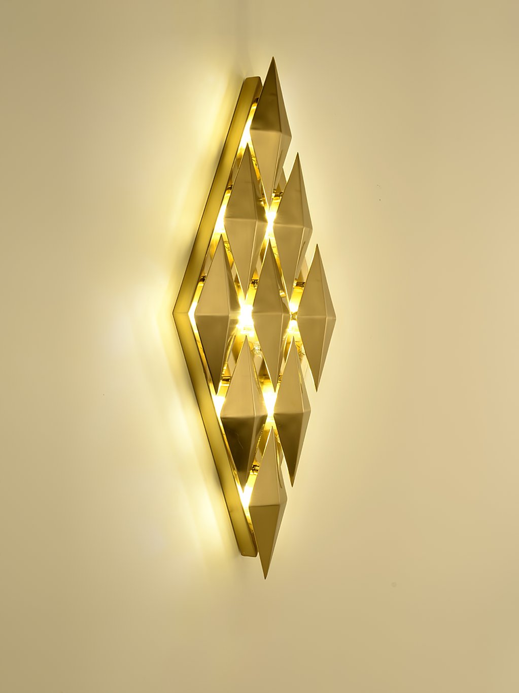 modern-golden-honeycomb-led-wall-sconce-with-gold-finish-geometric-design-for-luxury-interior-decor