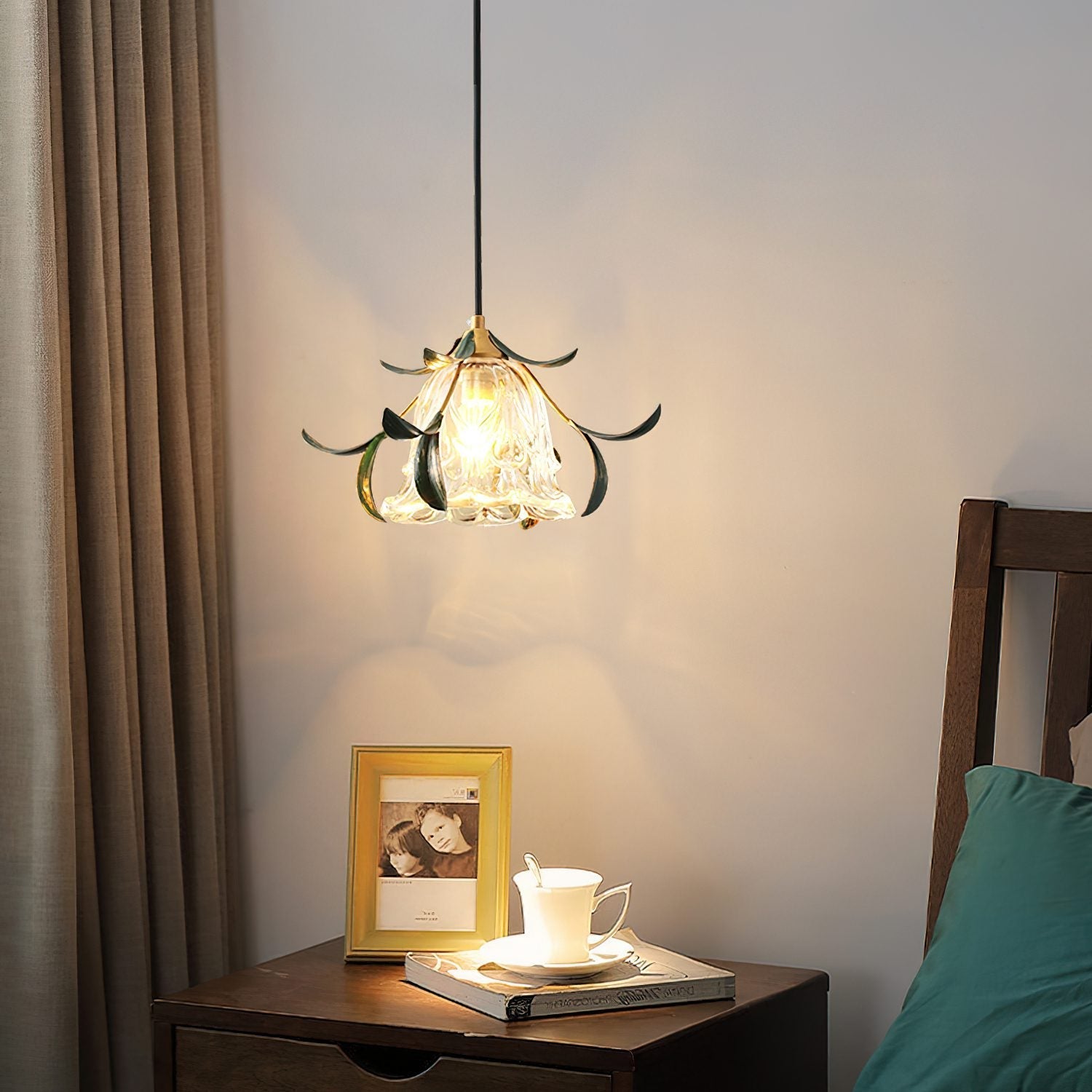 vintage-nature-inspired-green-leaf-floral-pendant-light-with-glass-flower-shade