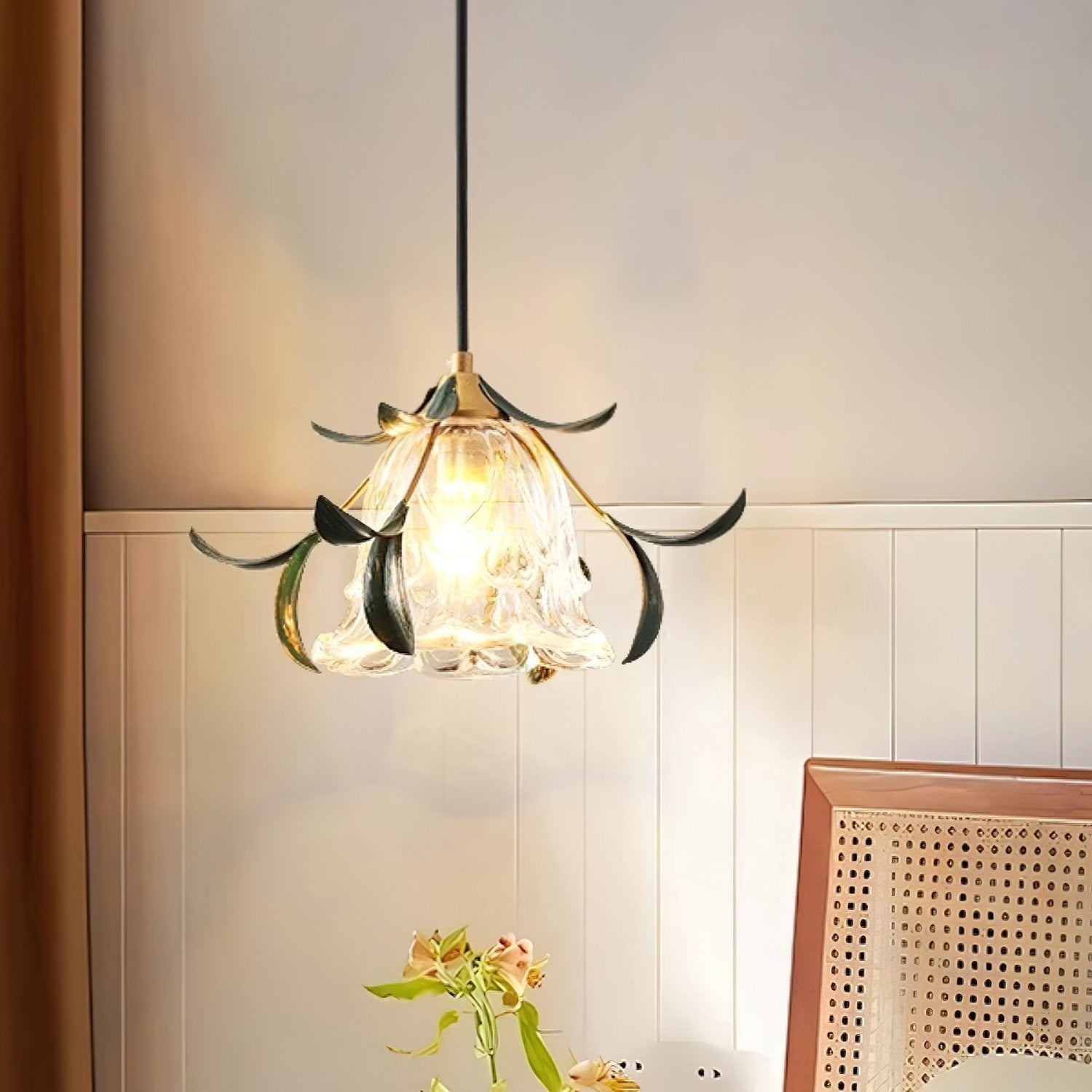 vintage-nature-inspired-green-leaf-floral-pendant-light-with-glass-flower-shade
