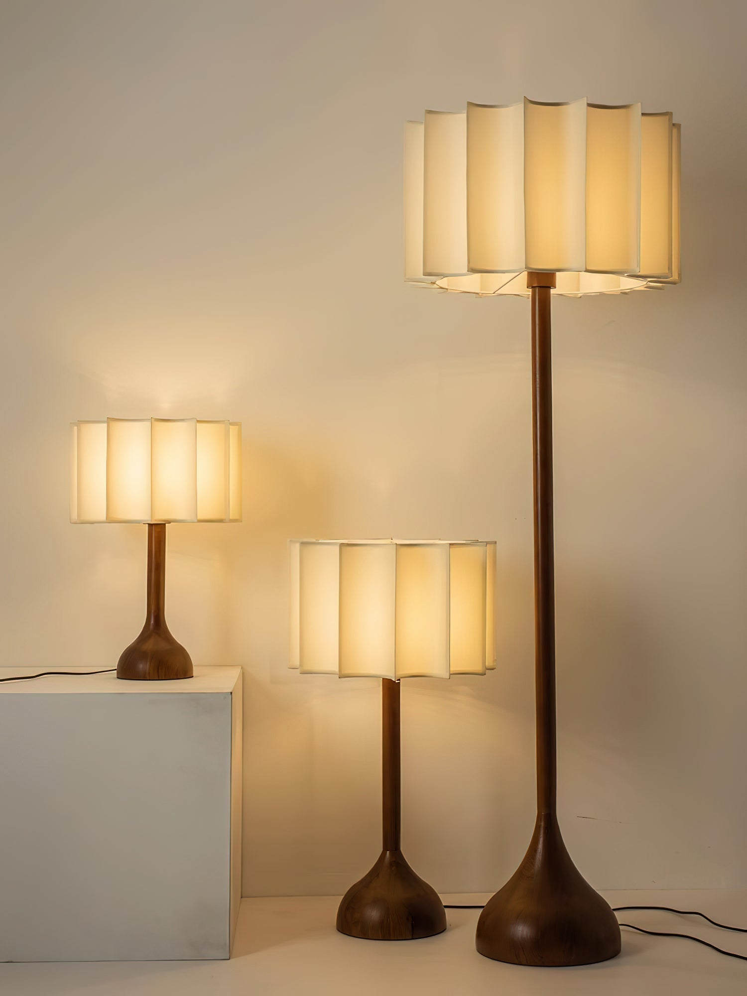 Hakka Modern Oak Wood Table Lamp with Beige Fabric Shade for Bedside Lighting
