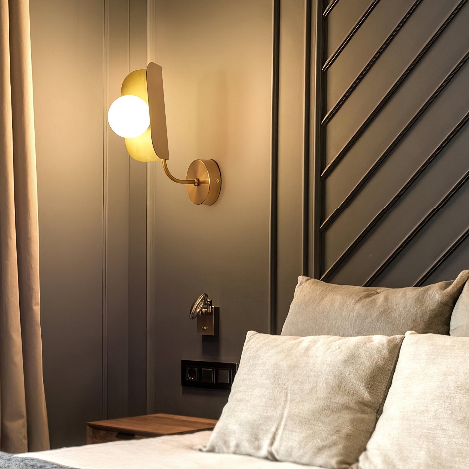 elegant-gold-heron-wall-light-modern-metal-and-glass-g9-sconce-for-living-room-bedroom