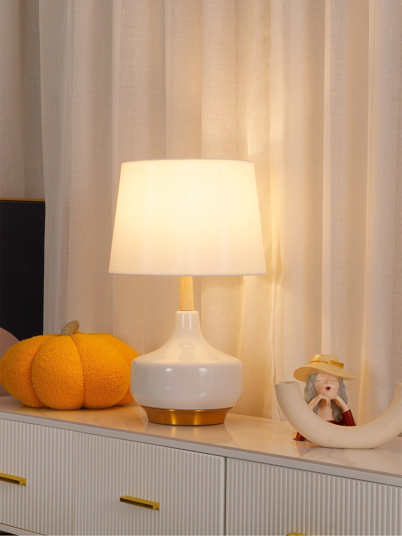 Modern White Hilo Resin Wood Table Lamp for Minimalist Bedside Lighting