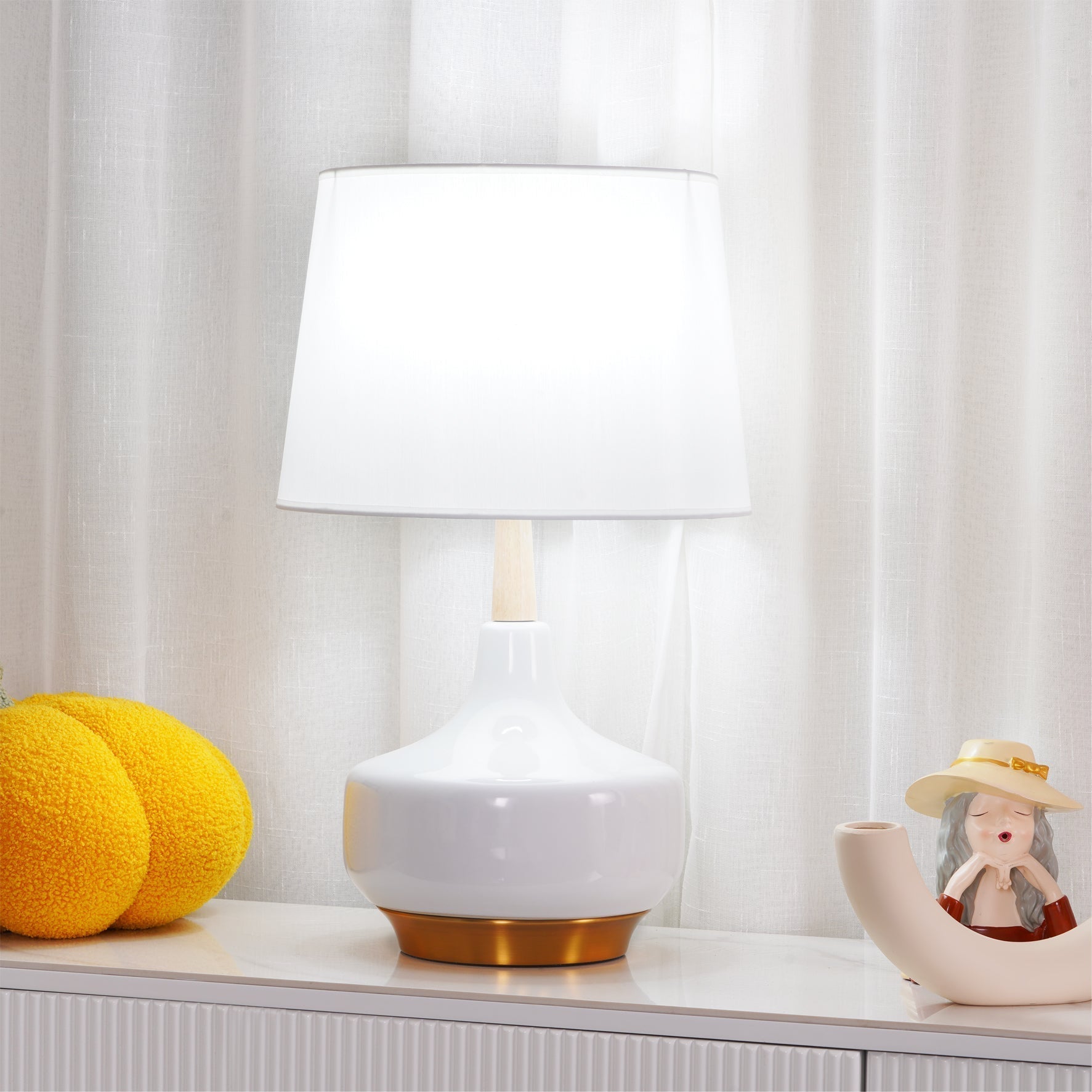 Modern White Hilo Resin Wood Table Lamp for Minimalist Bedside Lighting