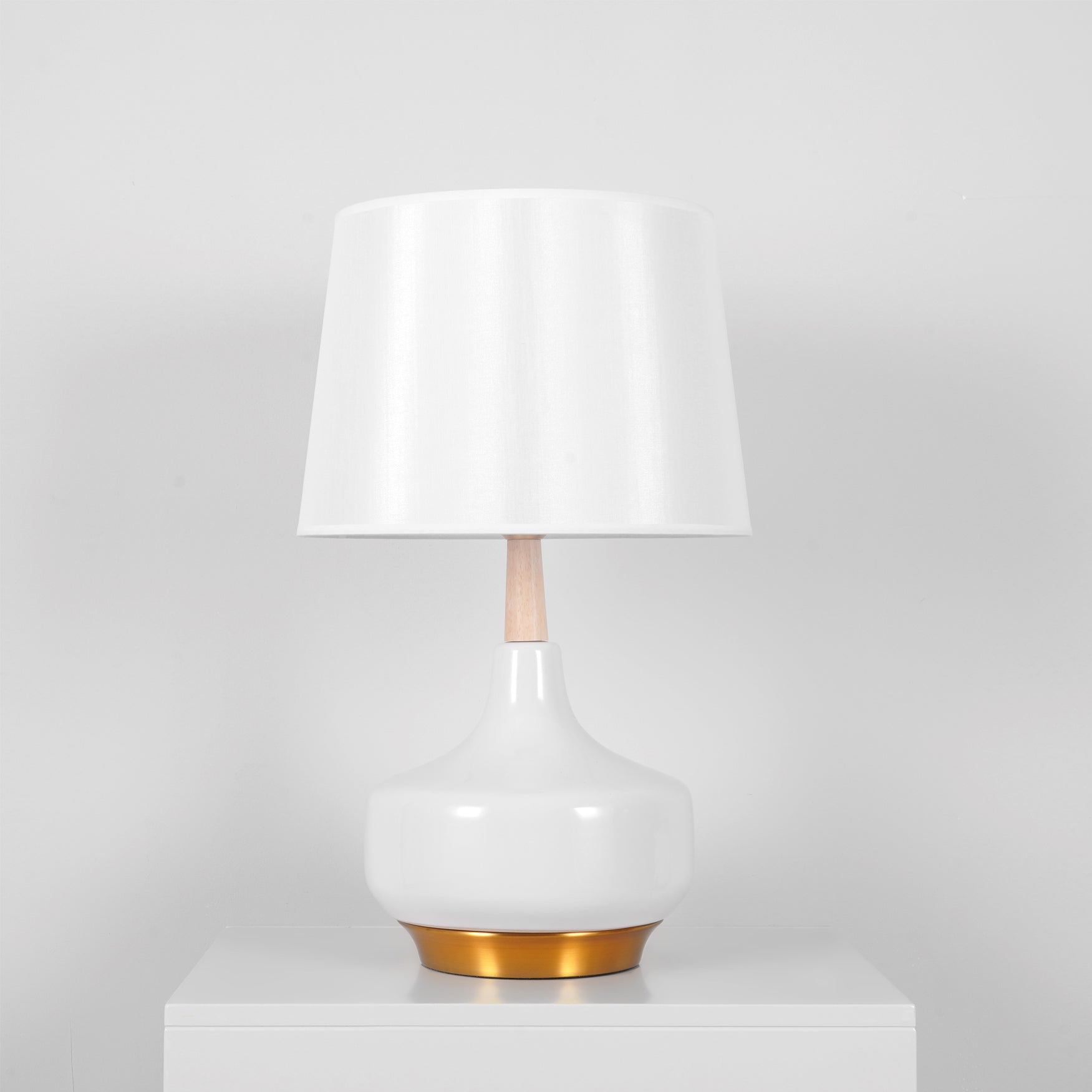 Modern White Hilo Resin Wood Table Lamp for Minimalist Bedside Lighting