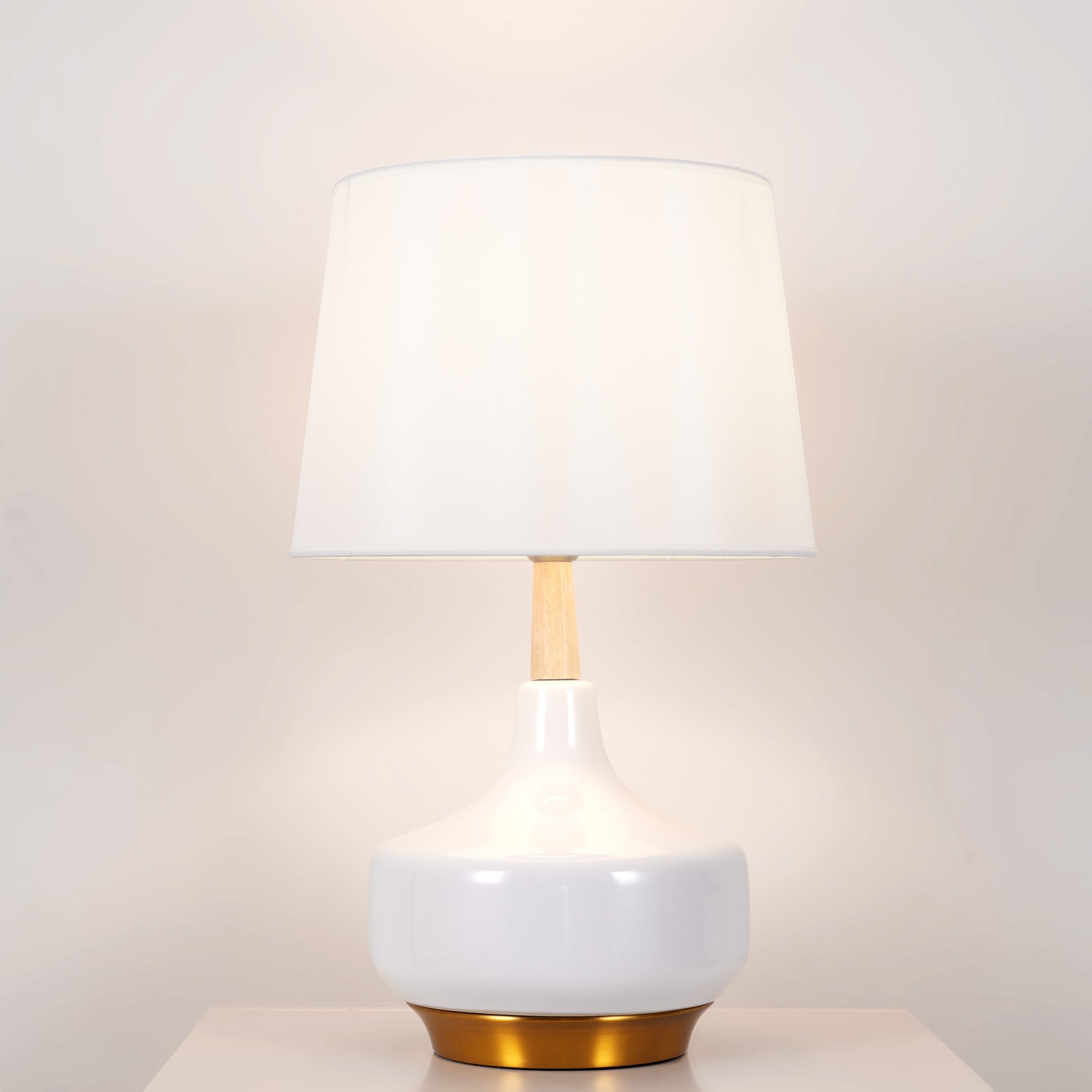 Modern White Hilo Resin Wood Table Lamp for Minimalist Bedside Lighting