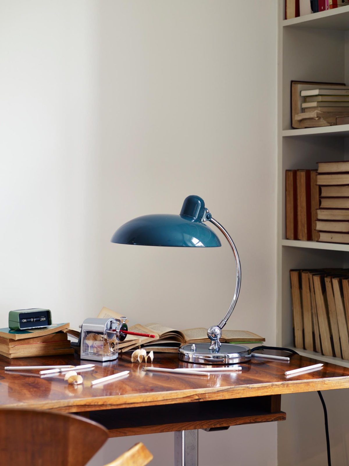 modern-bauhaus-style-metal-table-lamp-elegant-geometric-desk-light-for-office