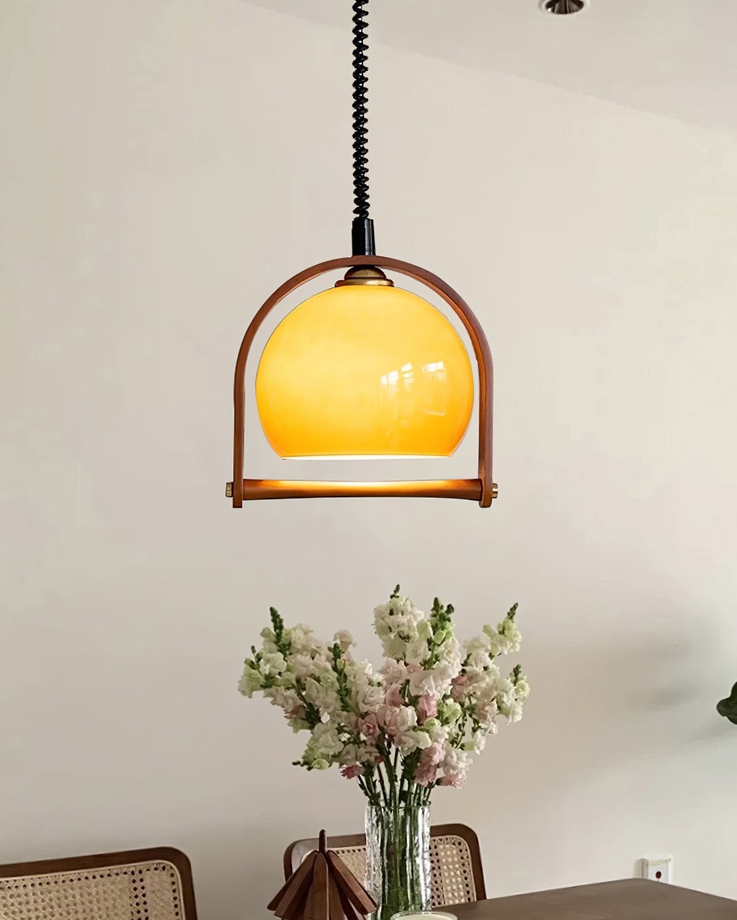 modern-vintage-glass-globe-pendant-lamp-with-adjustable-height-and-transparent-brown-shade