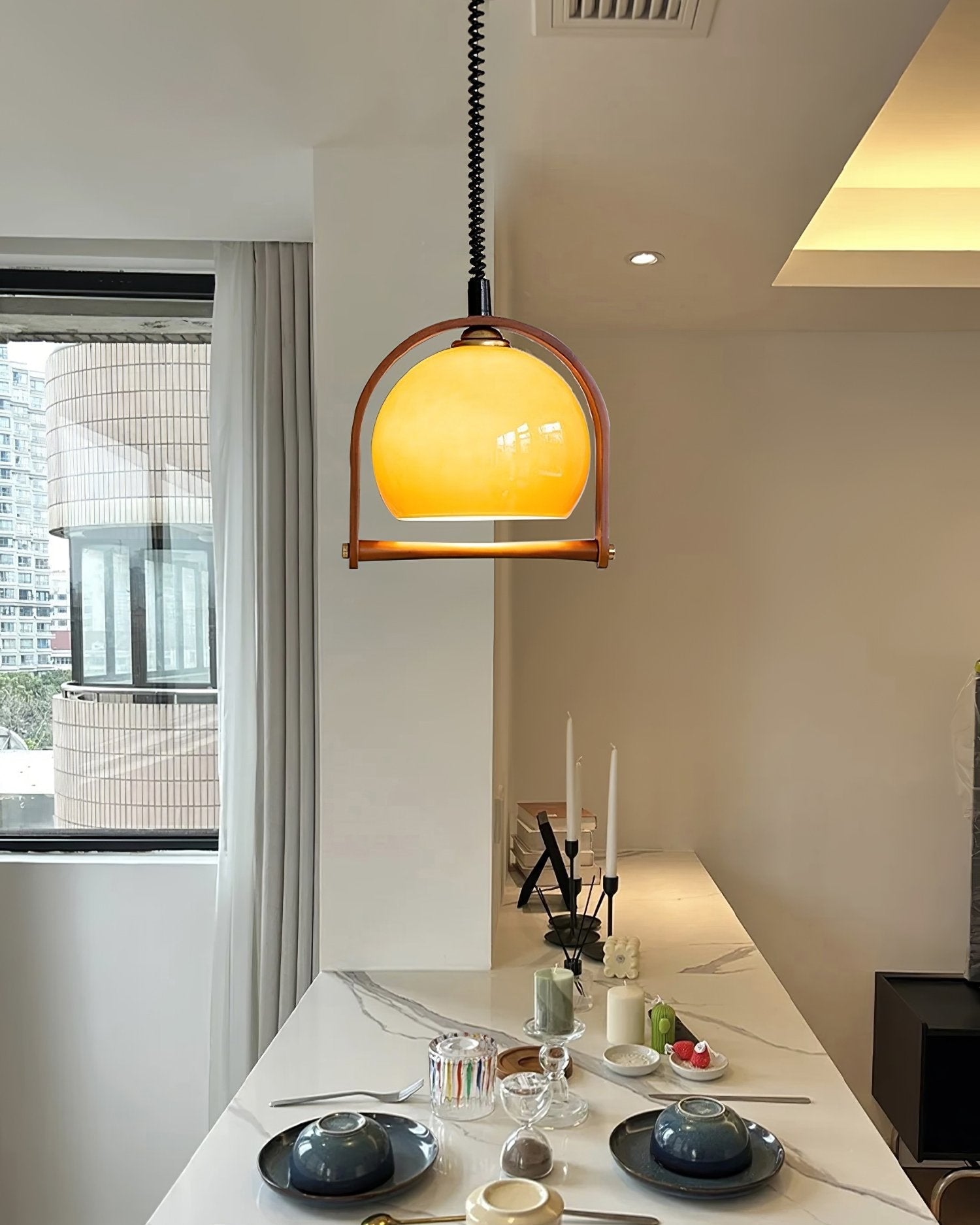 modern-vintage-glass-globe-pendant-lamp-with-adjustable-height-and-transparent-brown-shade