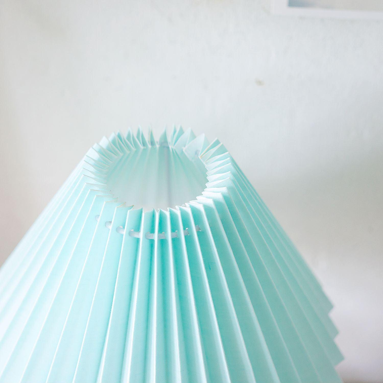 Modern Ribbed Ceramic Gourd Table Lamp White Gloss Desk Light with Linen Shade
