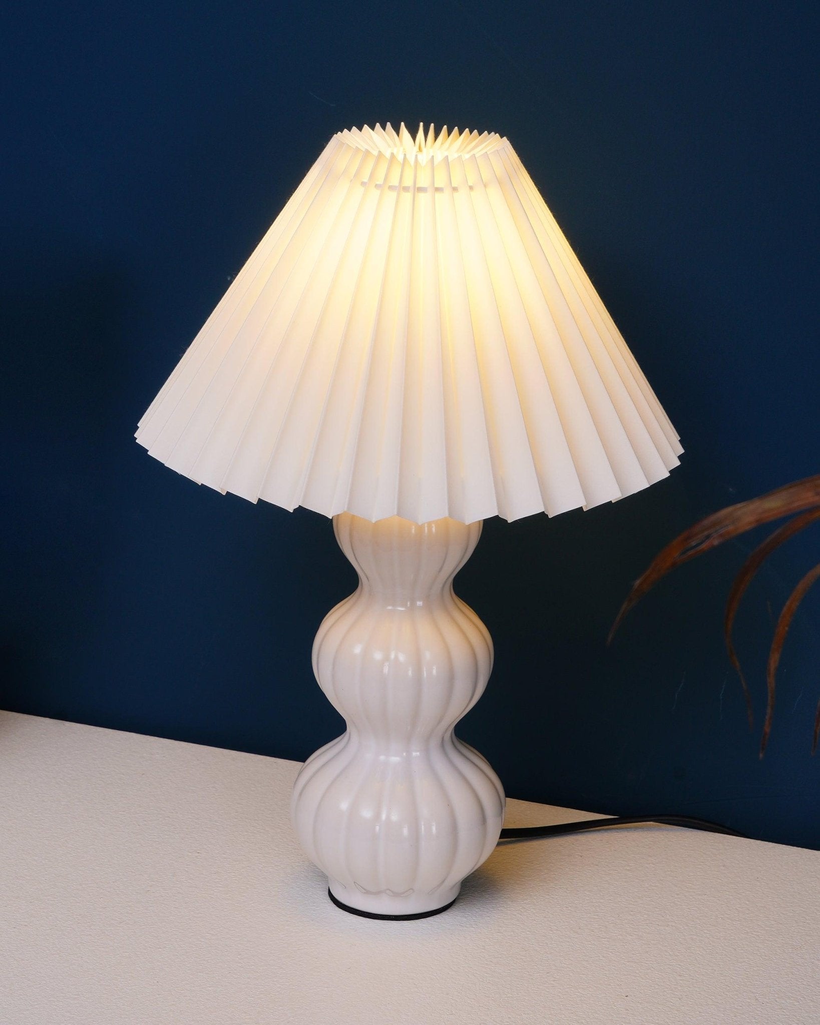 Modern Ribbed Ceramic Gourd Table Lamp White Gloss Desk Light with Linen Shade