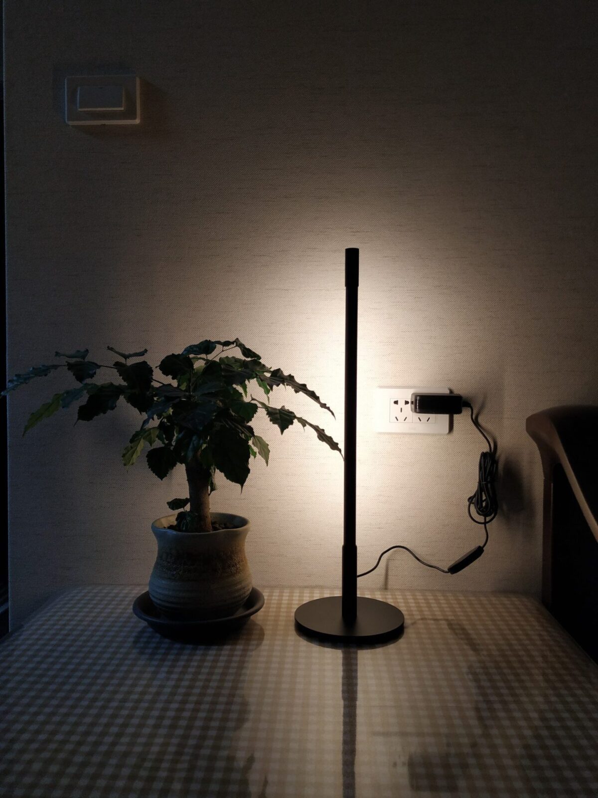 modern-linear-led-desk-lamp-minimalist-black-tube-table-light-for-ambient-lighting
